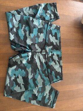BNWOT Lululemon athletica Teal & Black Camo Leggings